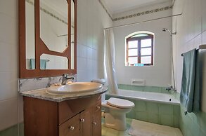 Delightful Apartment With Traditional Balcony