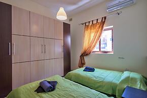 Spacious Light Filled Apartment With Balcony