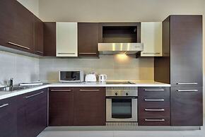 Spacious Light Filled Apartment With Balcony