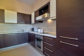 Spacious Light Filled Apartment With Balcony