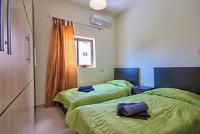 Spacious Light Filled Apartment With Balcony
