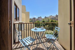 Spacious Light Filled Apartment With Balcony