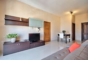 Spacious Light Filled Apartment With Balcony