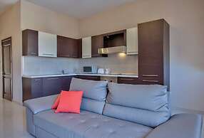Spacious Light Filled Apartment With Balcony