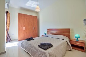 Spacious Light Filled Apartment With Balcony