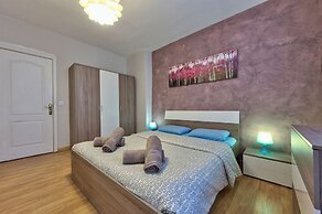 Stylish Modern Apartment With Spacious Living