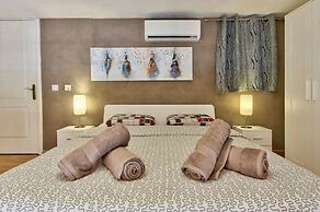 Stylish Modern Apartment With Spacious Living
