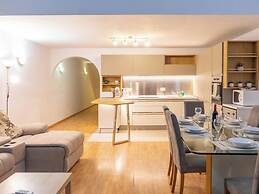 Stylish Modern Apartment With Spacious Living