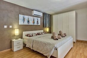 Stylish Modern Apartment With Spacious Living
