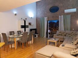 Stylish Modern Apartment With Spacious Living
