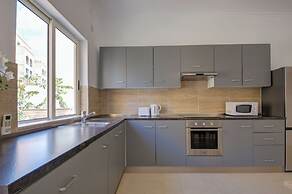 Magnificent Minimal Apartment Close to Attractions