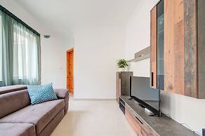 Magnificent Minimal Apartment Close to Attractions