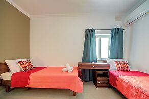 Magnificent Minimal Apartment Close to Attractions
