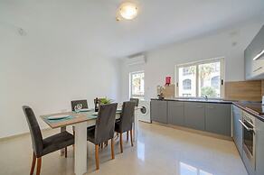 Magnificent Minimal Apartment Close to Attractions
