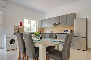 Magnificent Minimal Apartment Close to Attractions