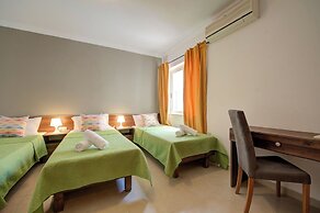 Magnificent Minimal Apartment Close to Attractions