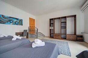 Magnificent Minimal Apartment Close to Attractions