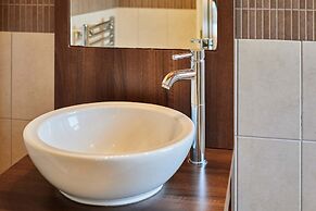 Host Stay Crystal Lodge
