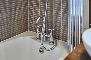 Host Stay Crystal Lodge