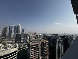 High-Floor Luxury 1BR - Business Bay