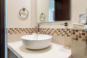 High-Floor Luxury 1BR - Business Bay