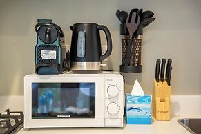 High-Floor Luxury 1BR - Business Bay