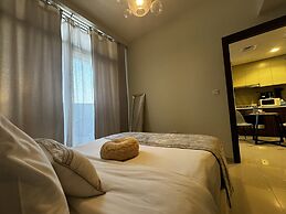 High-Floor Luxury 1BR - Business Bay