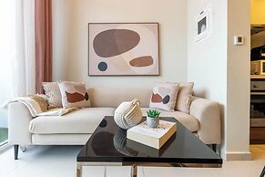 High-Floor Luxury 1BR - Business Bay