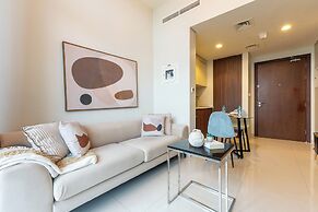 High-Floor Luxury 1BR - Business Bay