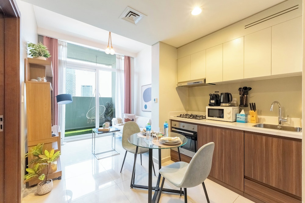 High-Floor Luxury 1BR - Business Bay