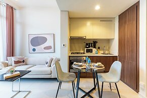 High-Floor Luxury 1BR - Business Bay