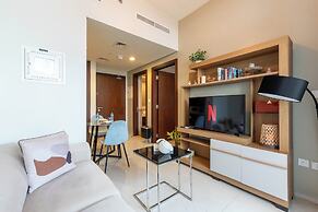 High-Floor Luxury 1BR - Business Bay