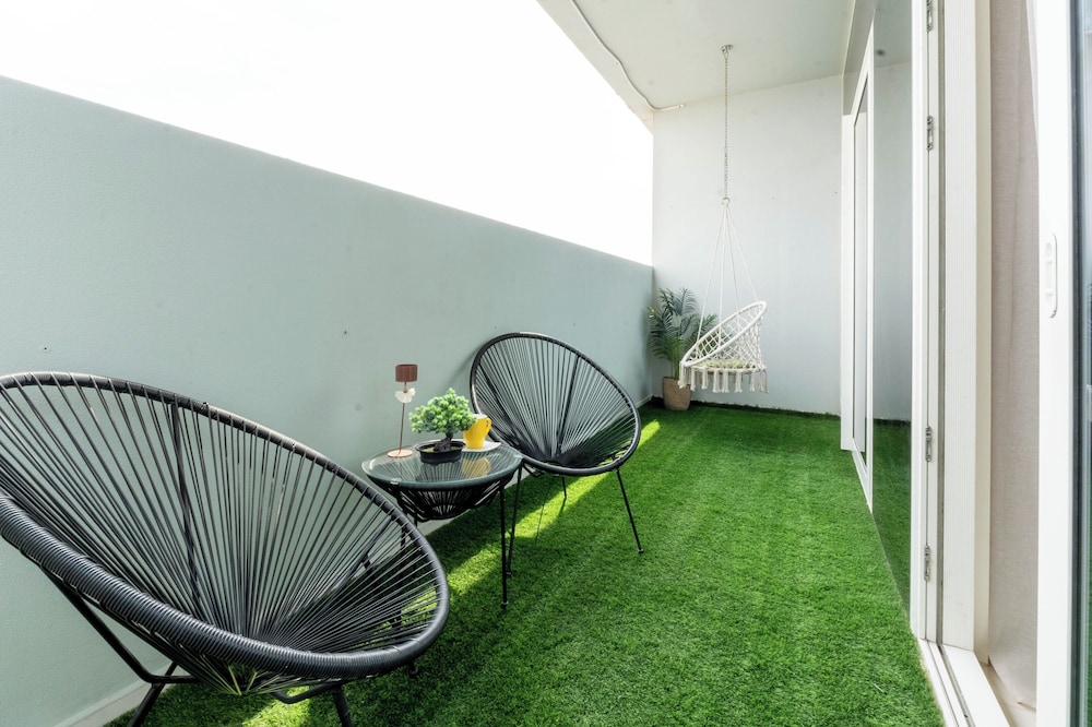 High-Floor Luxury 1BR - Business Bay