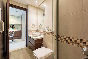 High-Floor Luxury 1BR - Business Bay