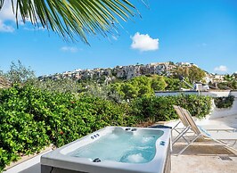Villa Alexandra: Sea Views, Pool, Jacuzzi & Sauna