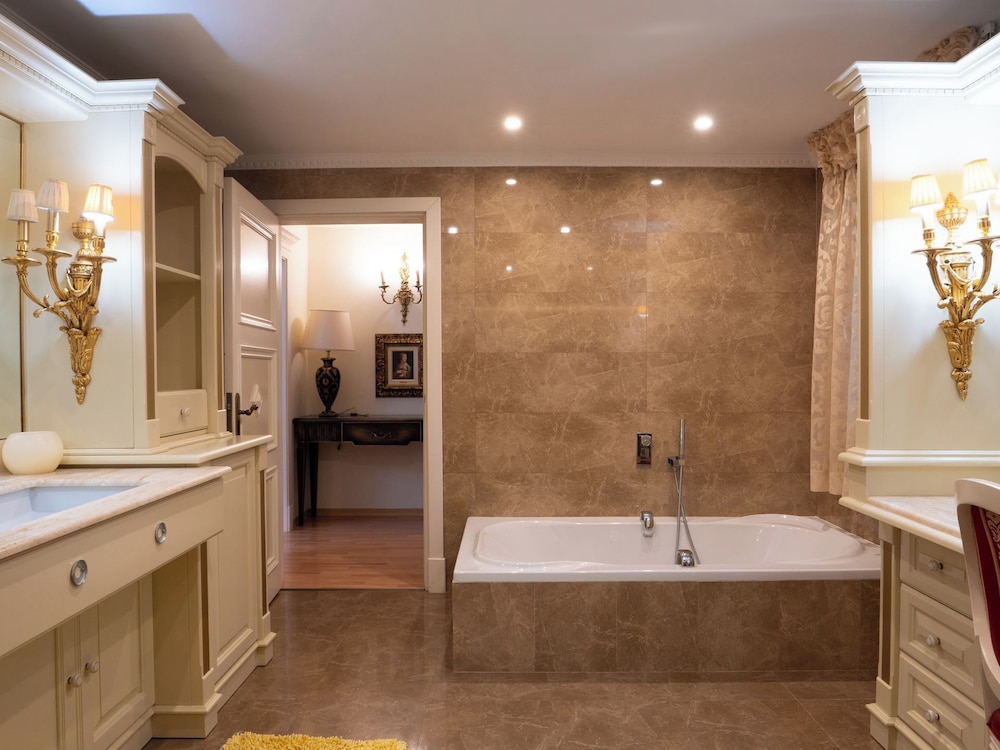 Villa Alexandra: Sea Views, Pool, Jacuzzi & Sauna