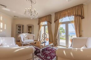 Villa Alexandra: Sea Views, Pool, Jacuzzi & Sauna