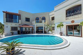 Villa Alexandra: Sea Views, Pool, Jacuzzi & Sauna