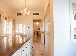 Villa Alexandra: Sea Views, Pool, Jacuzzi & Sauna
