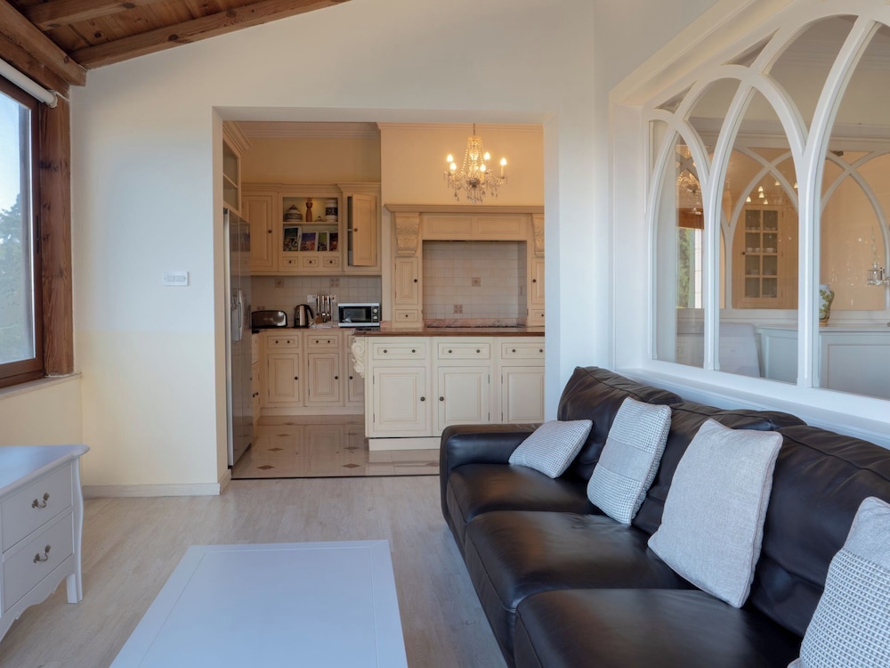 Villa Alexandra: Sea Views, Pool, Jacuzzi & Sauna
