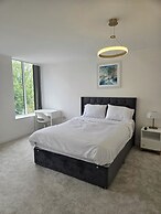 8 Bedroom House Sleeps 20 - Private Garden