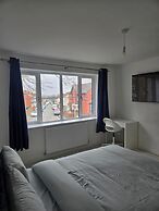 8 Bedroom House Sleeps 20 - Private Garden