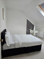 8 Bedroom House Sleeps 20 - Private Garden