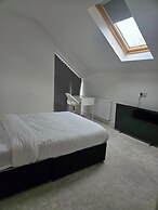 8 Bedroom House Sleeps 20 - Private Garden