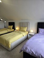 8 Bedroom House Sleeps 20 - Private Garden