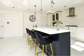 8 Bedroom House Sleeps 20 - Private Garden