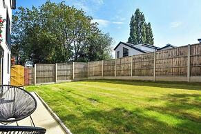8 Bedroom House Sleeps 20 - Private Garden