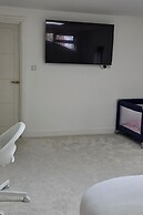 8 Bedroom House Sleeps 20 - Private Garden