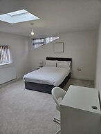 8 Bedroom House Sleeps 20 - Private Garden
