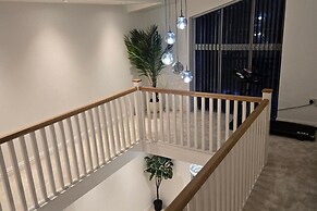 8 Bedroom House Sleeps 20 - Private Garden